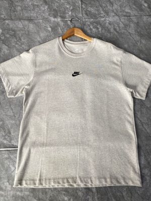 Camiseta Nike Swoosh Central Bege