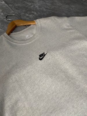 Camiseta Nike Swoosh Central Bege