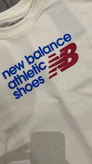 Camiseta New Balance Athletic Shoes Logo – Off White