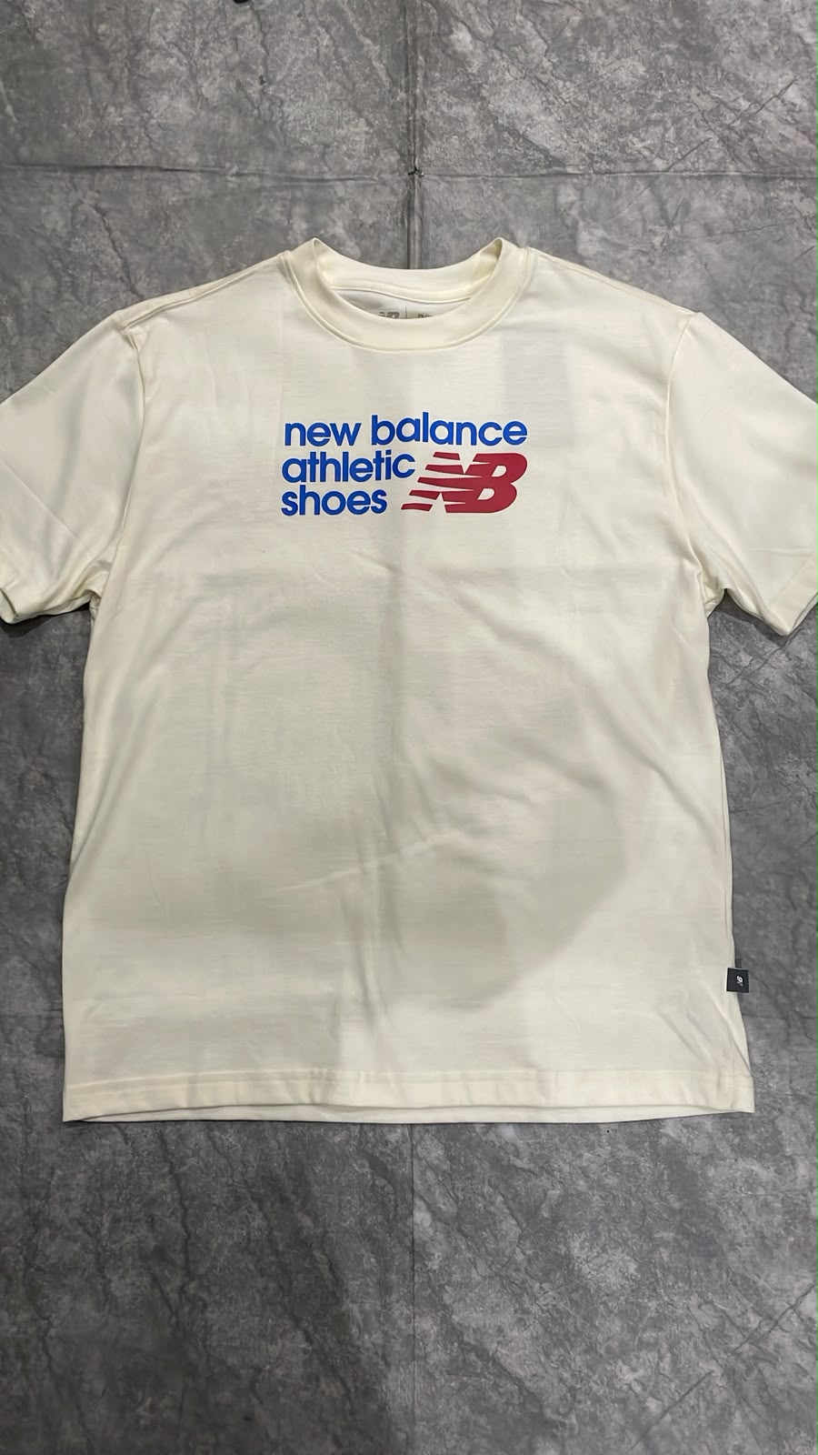 Camiseta New Balance Athletic Shoes Logo – Off White