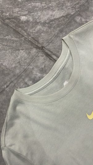 Camiseta Nike Sportswear Mini Swoosh Verde Gelo