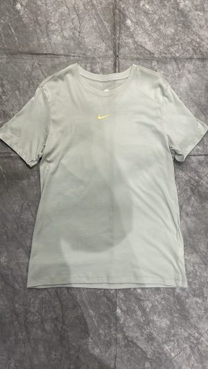 Camiseta Nike Sportswear Mini Swoosh Verde Gelo